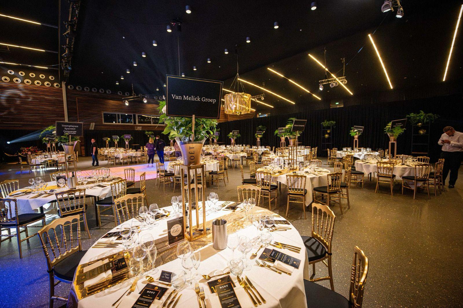 Stimmungsvolle Eventhalle mit beleuchtetem Torbogen und festlicher Dekoration